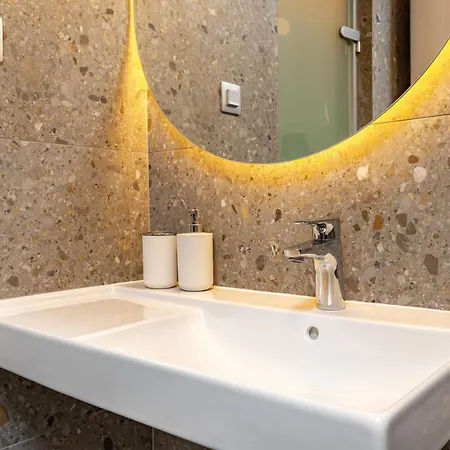 Apartman Downtown Modern With Balcony By Flat Mаnager *