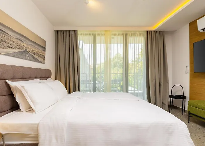 아파트 Downtown Modern With Balcony By Flat Mаnager