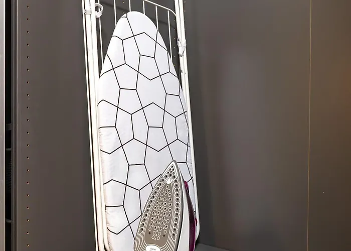 Downtown Modern With Balcony By Flat Mаnager 아파트